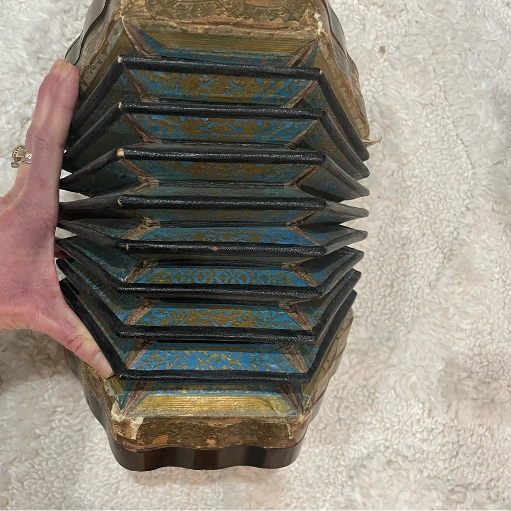 Antique wooden and paper accordion - non working / decorative. - Picture 5 of 9